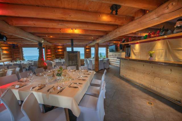 tables dressées dans le restaurant Le Poyet Aux Rousses avec une ambiance bois