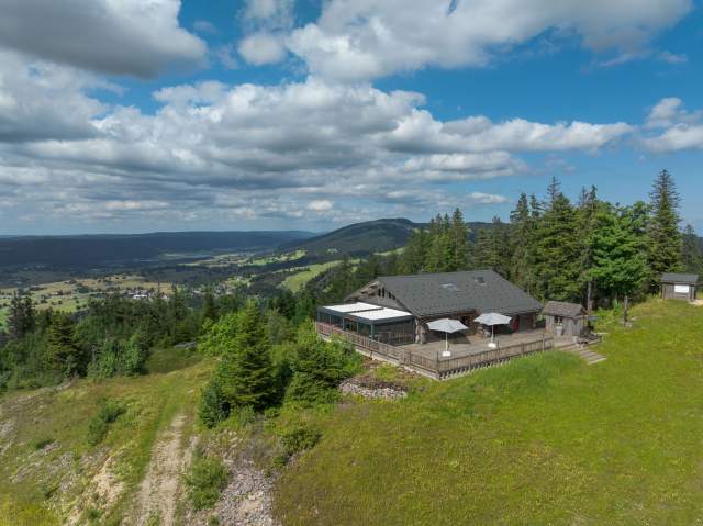 Vue drone du Poyet en été dans le Jura