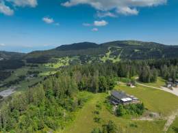 vue drone en été du restaurant Le Poyet Aux Rousses dans le Jura