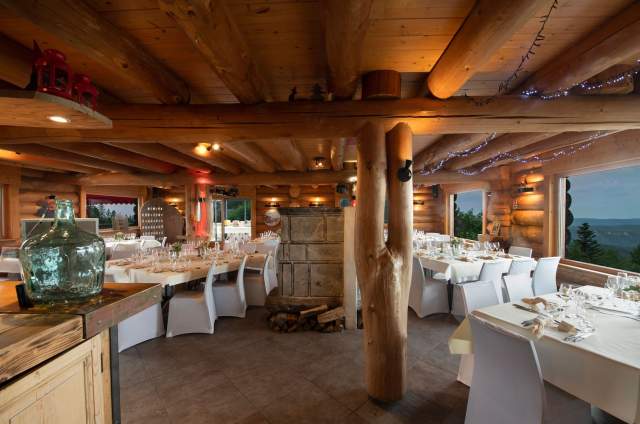 tables dressées dans le restaurant Le Poyet Aux Rousses avec une ambiance bois
