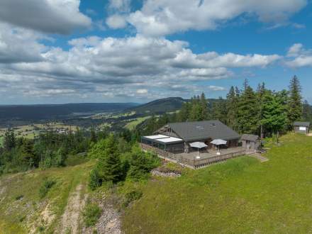 vue drone du restaurant Le Poyet Aux Rousses dans le Jura