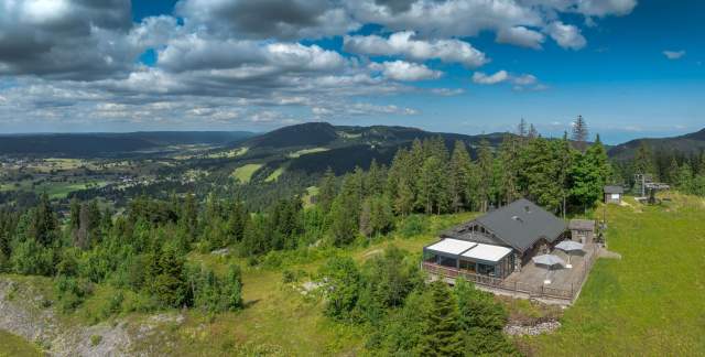 Vue drone du Poyet en été dans le Jura